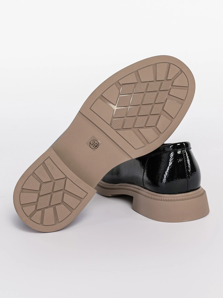Туфли лакированные черного цвета на низком каблуке 